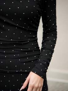 Ontre 2026春夏女装黑色底白色波点撞色舒适亲肤高弹面料不对称设计褶皱领口装饰腰部褶皱修饰身材A字廓形长裙现代都市休闲商务办公低调复古优雅品质通勤机场时尚可爱情人节连衣裙 - 黑與白 - 查看 7