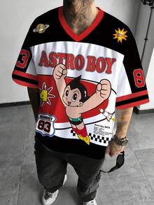 Astro Boy X SHEIN Camiseta casual de manga corta y cuello en V holgada para hombre de verano, cómoda y relajada, con diseño impreso de letras inglesas, números y llamas en rojo, negro - Blanco - Ver 7