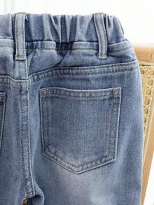 SHEIN Playful Pals Denimly 春夏新款男童宽松浅蓝色牛仔裤，弹性腰带设计，穿着舒适方便，搭配简约T恤或衬衫，打造时尚休闲造型，另有卡通图案可选，增添趣味风格，是男童日常穿着的必备百搭单品，适合上学、户外活动、旅行、家庭活动、聚会等场合。 - 中等水洗藍 - 查看 3