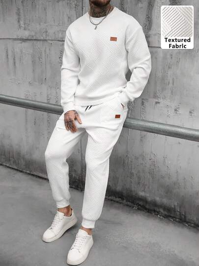 Manfinity Homme 男士几何纹理圆领长袖卫衣套装（2件套），搭配弹性抽绳长裤，饰有皮革标签，适合休闲、派对、办公室、商务、休闲、运动、正式或非正式场合，自穿或送礼皆宜。男士休闲套装，白色运动裤，男士两件套白色运动服，男士两件套运动裤套装