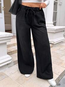 Lounesse 大尺碼女性鬆身休閒牛仔長褲，設有腰部束帶和側口袋