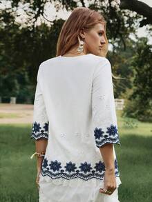 Freevana Blusa casual de mujer con cuello en V de encaje de contraste, manga 3/4 y bordado calado - Azul y blanco - Ver 6