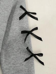 两件套女婴简约时尚黑色蝴蝶结印花圆领卫衣（袖口饰有蝴蝶结）搭配黑色拼接打底裤，秋冬装