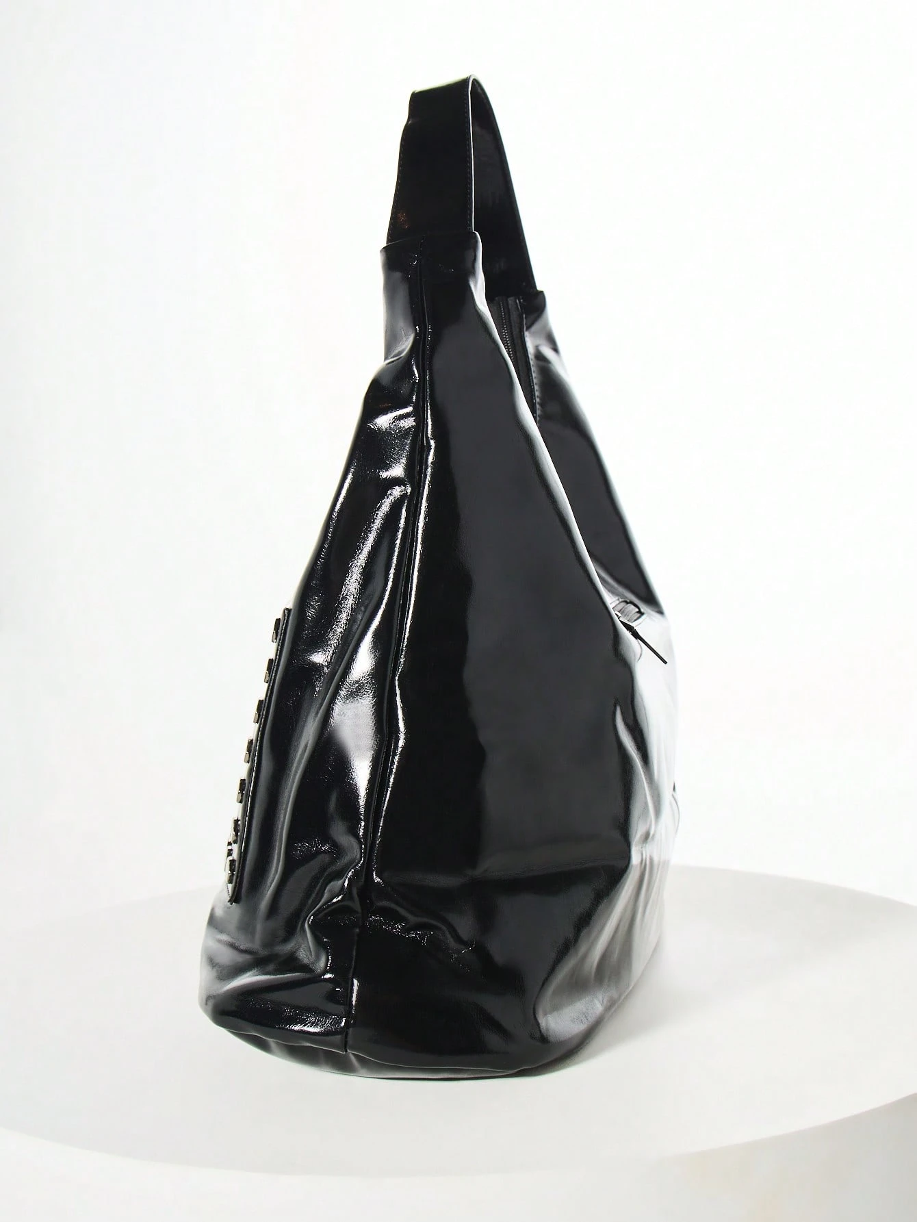 KIZN Borsa hobo in vernice con borchie esagonali