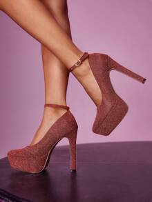 عنابي اللون