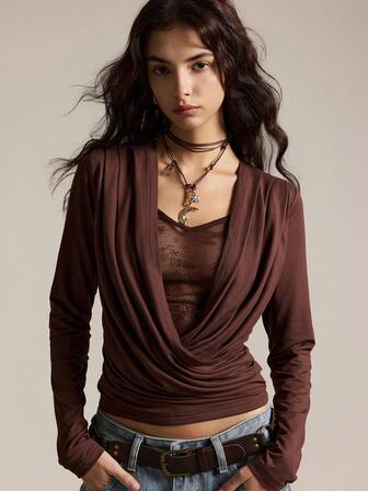 Easelle Camiseta de punto ajustada con parches de encaje marrón para mujer