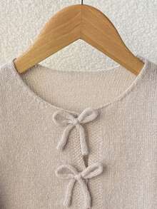 SHEIN 女童基础款休闲蝴蝶结装饰纯色圆领长袖宽松短款开衫毛衣，保暖舒适，时尚百搭，适合日常通勤、秋冬季节穿着，也可与母女搭配。返校季、居家穿着皆宜。可爱、复古、优雅。 - 藕粉色 - 查看 3