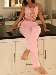 SHEIN Ensemble de pyjama 2 pièces femme, top camisole à couches de dentelle de couleur unie avec nœud papillon en dentelle, pantalon à taille nouée, confortable - Rose bonbon - Voir 4