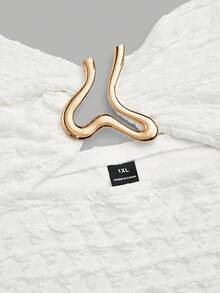 Sweetra Áo hai dây cổ yếm họa tiết jacquard trang trí kim loại cỡ lớn - trắng - Xem 7