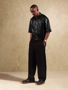 SUMWON 短款修身仿鳄鱼纹皮革短袖衬衫，带领子和胸袋，打造现代都市风格 - 黑色 - 查看 6