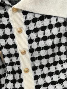 GlowEve Cardigan à la mode pour femmes avec col asymétrique, boutons dorés, motif à pois jacquard bicolore - Multicolore - Voir 3
