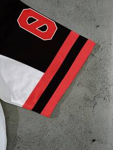 Astro Boy X SHEIN Camiseta casual de manga corta y cuello en V holgada para hombre de verano, cómoda y relajada, con diseño impreso de letras inglesas, números y llamas en rojo, negro - Blanco - Ver 3