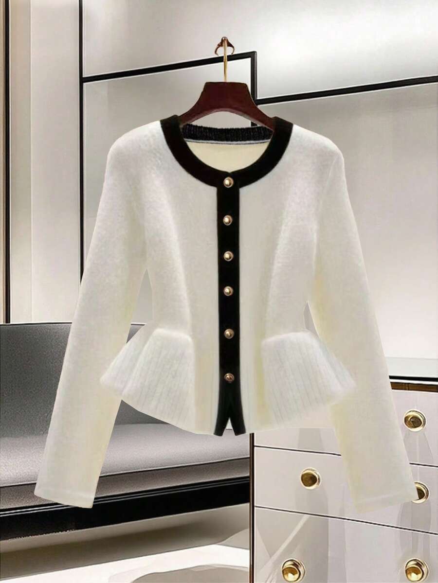 GlowEve 秋冬新款女士拼色毛衣，时尚腰部收紧喇叭下摆短款开衫，带有独特的金属纽扣装饰 - 黑與白 - 查看 1