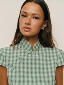 Nöista 复古新中国风春假连衣裙，采用旗袍廓形，立领，斜领，配以亮丽的手工纽扣。修身剪裁和高开衩设计，打造优雅迷人的造型。 - 淺綠色 - 查看 7