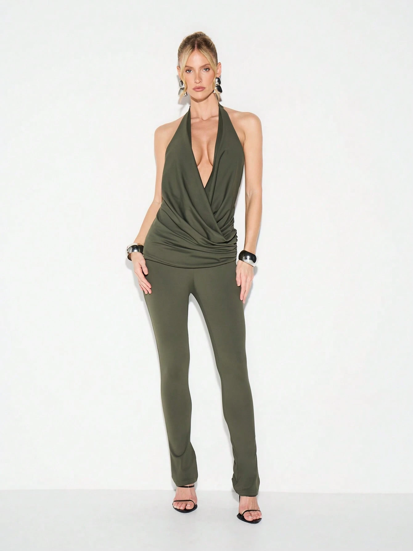 KIZN ラップディテールのプランジホルタージャンプスーツ