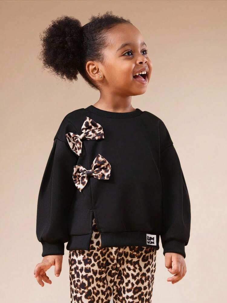 블랙 스웨트셔츠와 레오파드 프린트 플레어 팬츠 세트