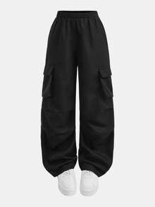 SHEIN Girlism 2件套少女运动、街头风、返校、休闲、大学、篮球服套装 - 黑色V领露脐T恤、宽松撞色短袖T恤和黑色纯色工装裤，适合春夏街头风、日常穿着、运动、购物、返校、度假、校园风、复活节、音乐节、毕业典礼、家庭聚会等场合。 - 黑與白 - 查看 3