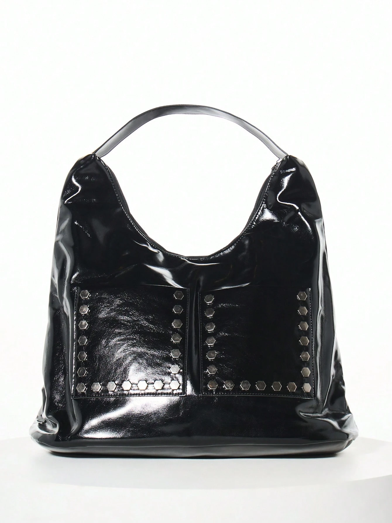 KIZN Borsa hobo in vernice con borchie esagonali