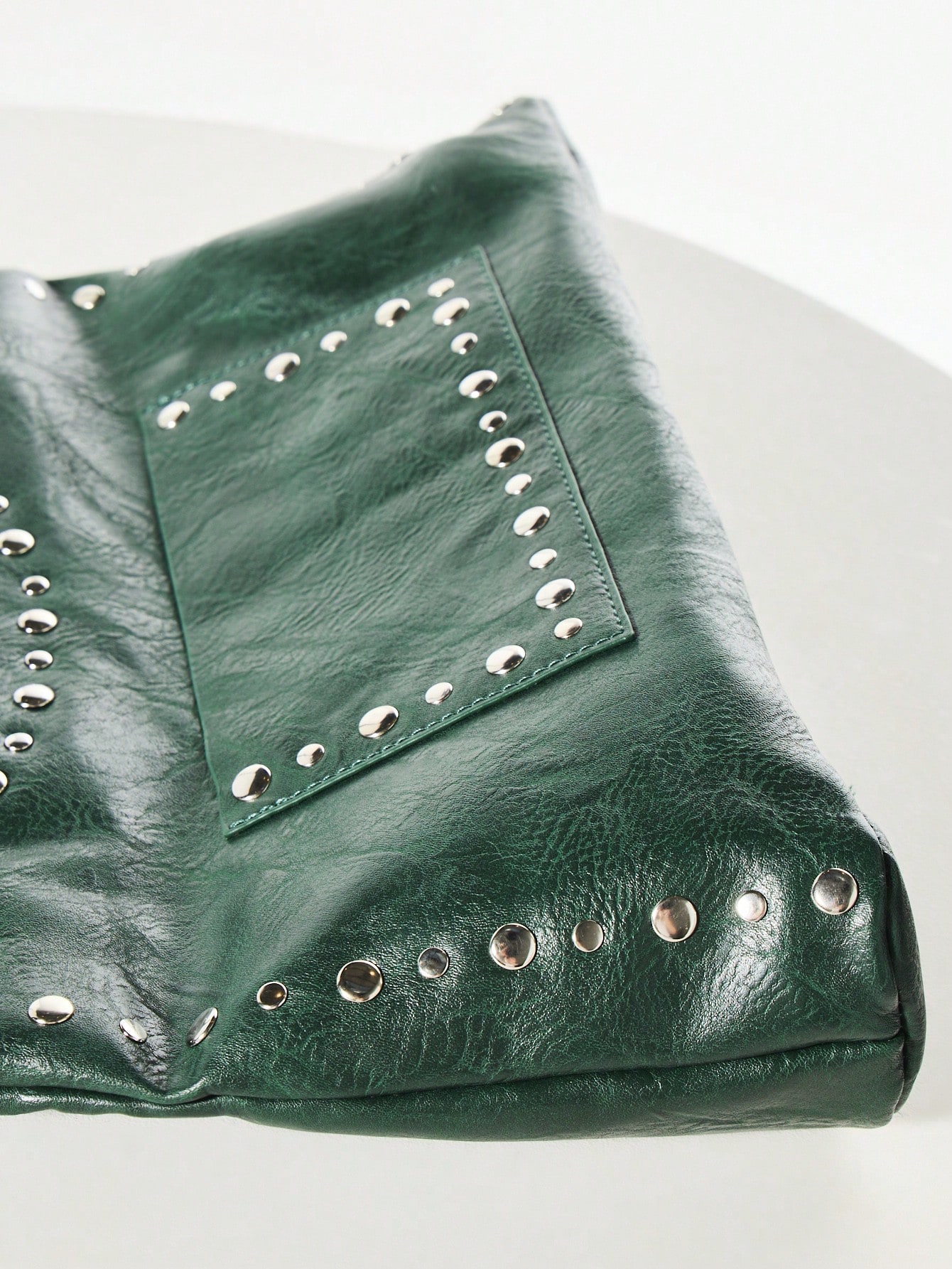 KIZN Hobo-Tasche mit Nieten und Metallakzenten