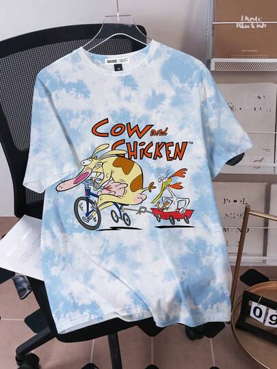 Cow and Chicken X SHEIN Camiseta de manga corta y cuello redondo, suelta y casual para verano, estampado de letras en inglés con diseño de tinte anudado azul y blanco para hombres