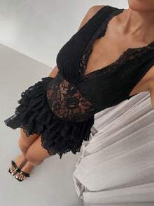 SHEIN Glamour Bộ đồ liền thân ngắn dự tiệc Giáng sinh không tay cổ chữ V sâu ren đen gợi cảm dành cho nữ - màu đen - Xem 2