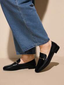 CUCCOO CURVES 女式宽版方头平底低跟休闲一脚蹬乐福鞋，新款，黑色，加大码，舒适百搭 - 黑色 - 查看 3