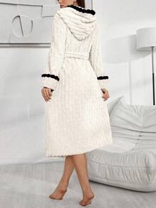 Kontrast-Farbige Pompon Kapuzen Jacquard Fleece Damen Gemütlicher Bademantel, Flauschige Schlafmäntel für Damen im Winter - Beige - Übersicht 2