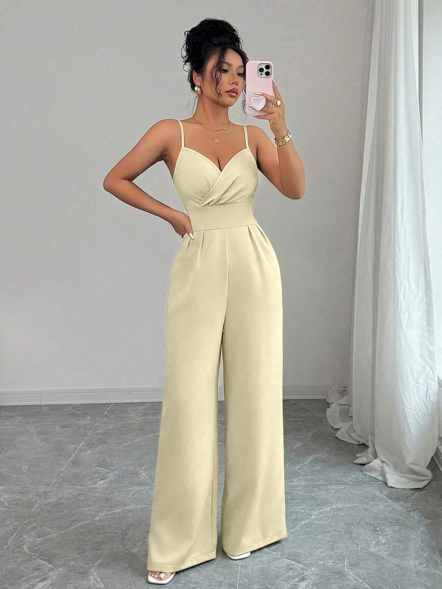 Elenzga Damen einfarbiger Spaghetti-Träger gekreuzter Wickel-ärmelloser plissierter eleganter einfarbiger Jumpsuit mit geraffter Taille - Aprikosenfarben - Übersicht 1