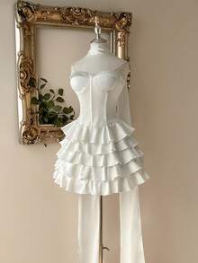 Lovelzi 优雅、浪漫、高贵、宫廷风格的白色缎面美人鱼剪影连衣裙，带有分层荷叶边下摆，适合新娘送礼会、婚礼、毕业典礼、度假