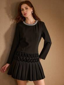 MOTF PREMIUM VESTIDO CORTO DE PUNTO TEXTURIZADO CON CUELLO REDONDO, DETALLE DE CUENTAS Y BAJO PLISADO - Negro - Ver 1