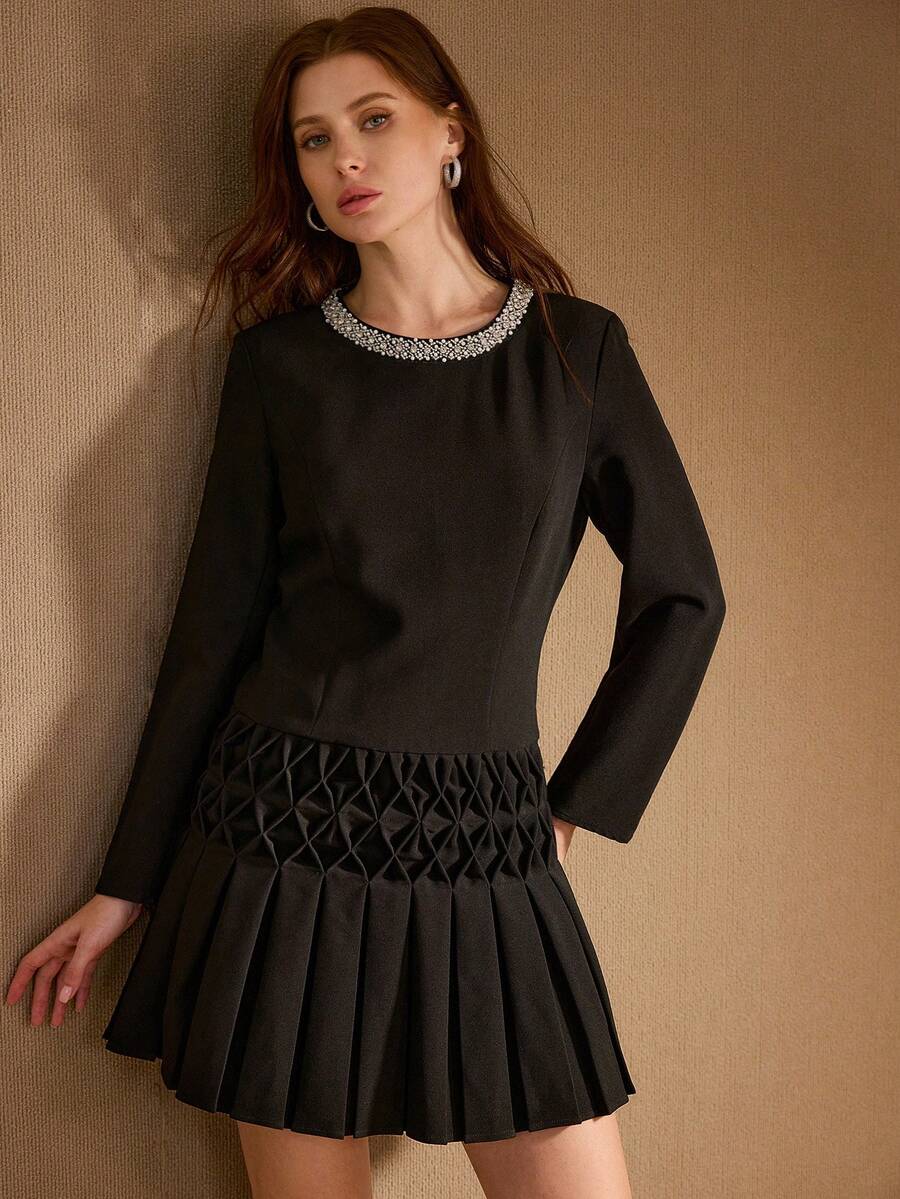 MOTF PREMIUM VESTIDO CORTO DE PUNTO TEXTURIZADO CON CUELLO REDONDO, DETALLE DE CUENTAS Y BAJO PLISADO - Negro - Ver 1