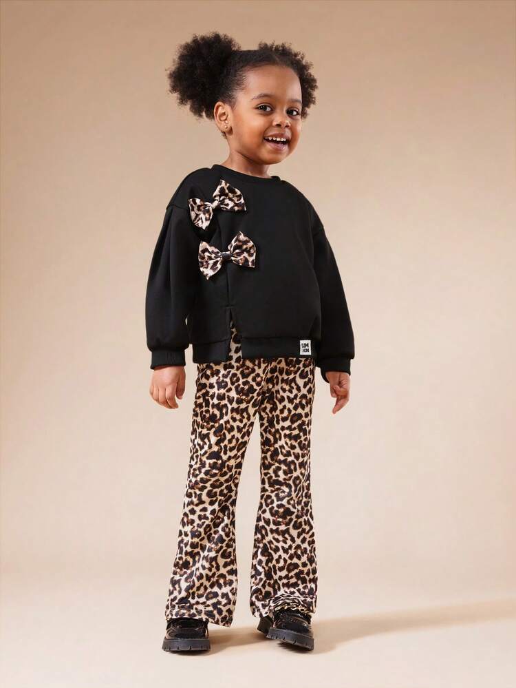 블랙 스웨트셔츠와 레오파드 프린트 플레어 팬츠 세트
