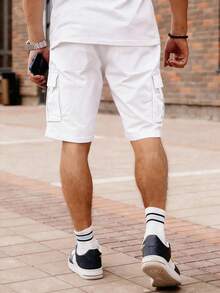 Manfinity Homme 男士宽松抽绳腰带翻盖口袋工装短裤 白色沙滩风 男士白色工装短裤 男士街头风短裤 - 白色 - 查看 2