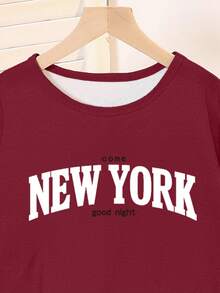 Bộ đồ ngủ lụa sữa in họa tiết kẻ caro Giáng sinh và chữ tiếng Anh cổ điển cho bé gái, áo cổ tròn tay dài và quần kẻ caro rộng rãi, thích hợp làm đồ ngủ cho kỳ nghỉ Giáng sinh - Màu Đỏ Sâu - Xem 3