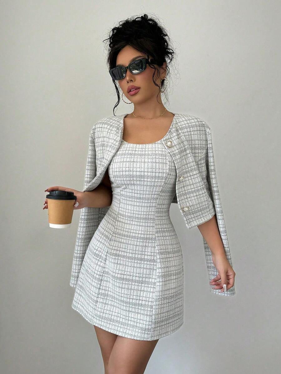 SHEIN Tall 优雅派对及圣诞新年女士套装：无袖亮面迷你连衣裙，圆领金色底仿珍珠纽扣短外套，女士两件套针织提花套装 - 黑與白 - 查看 1