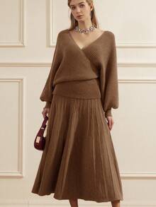Aveloria Rosie 女士酒红色V领仿裹身设计收腰蝙蝠袖毛衣及褶裥A字长裙两件套，秋冬款 - 卡其色 - 查看 6