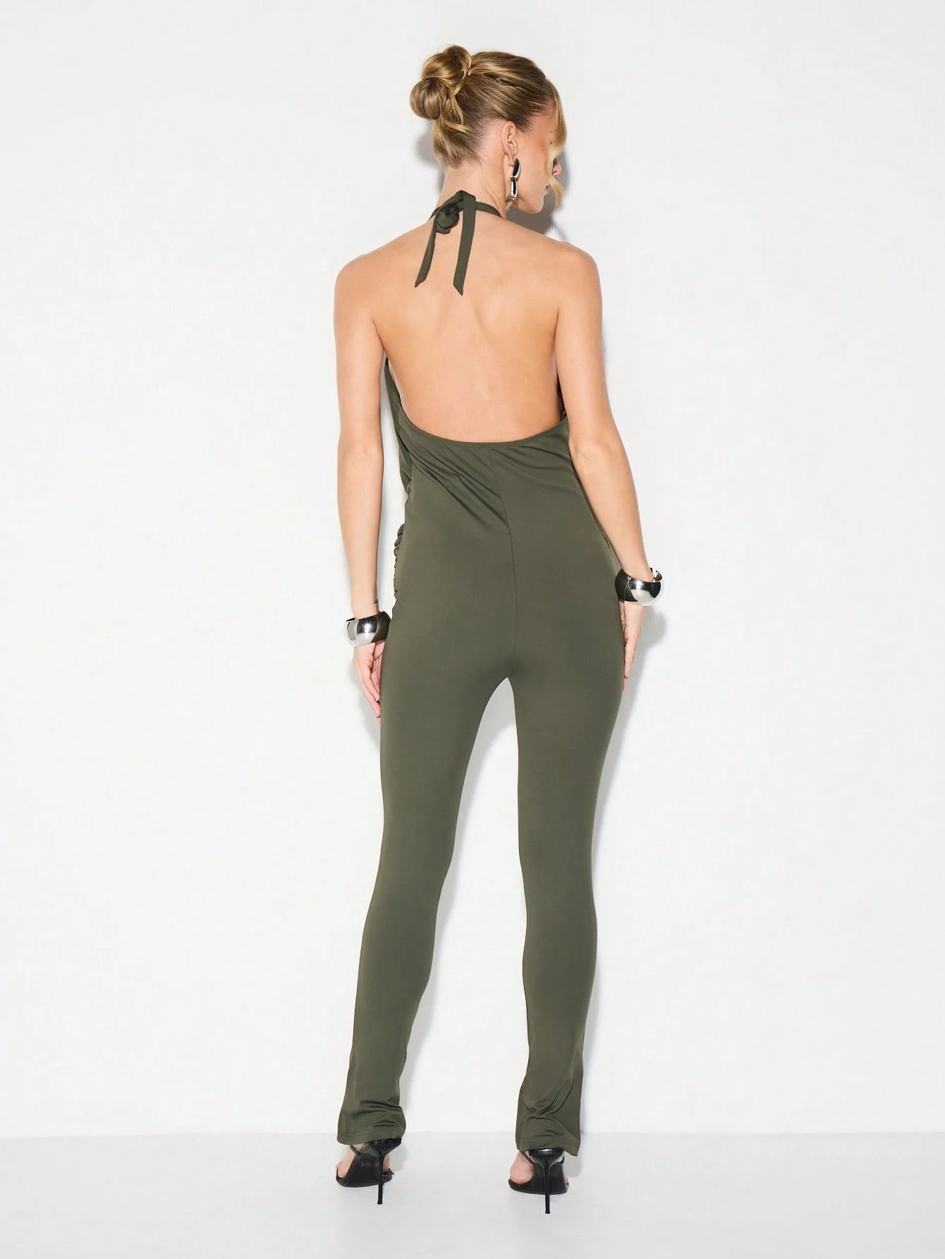 KIZN ラップディテールのプランジホルタージャンプスーツ