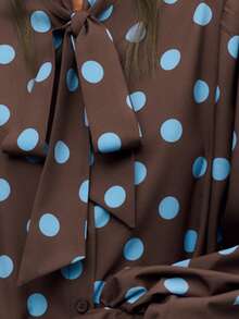 Nöista Blusa elegante e giocosa con pois leggeri, un fiocco importante è perfetta per gli outfit primaverili, le feste o gli outfit per compleanni e cene. Un top di stile per chi ama le stampe con un tocco moderno. Stile estivo, look festivo da resort e per San Valentino. - Multicolore - Visualizzare 7