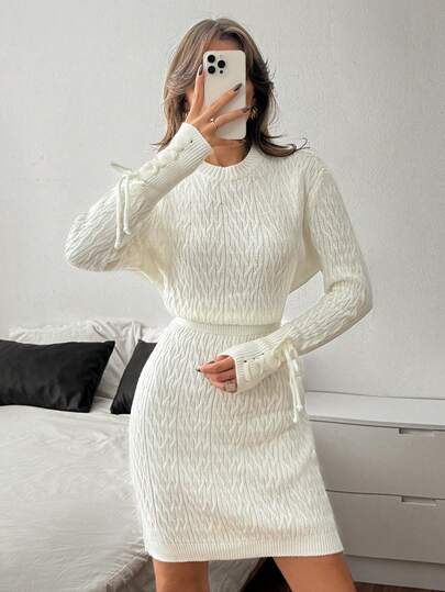 Robe en tricot à manches à lacets élégante - Robe pull fourreau mini en tricot torsadé à manches longues crème avec détail de manchette à nœud. Tricot doux et extensible. Robe en tricot d'hiver élégante et confortable avec un look esthétique minimal