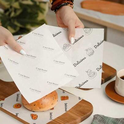 40张简约卡通图案烘焙纸，情人节饼干礼品包装纸，工艺纸，烤盘纸，耐油食品包装纸，厨房工具及配件。不同批次的图案排列可能略有不同。