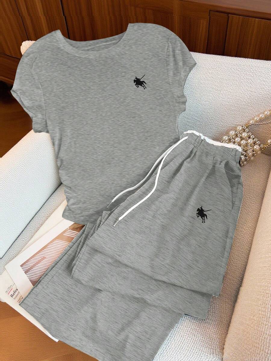 INAWLY Bộ áo thun in hình hiệp sĩ thường ngày và quần short cạp chun tương phản dành cho nữ, phù hợp cho mùa xuân, mùa hè, trở lại trường, thể thao ngoài trời - Nhiều màu - Xem 1