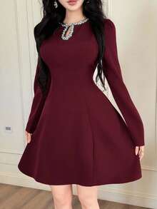 عنابي اللون