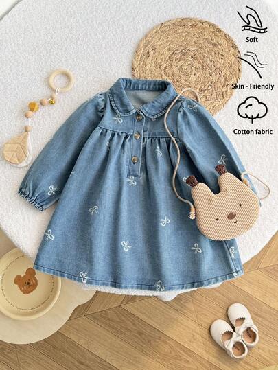 女婴牛仔连衣裙，秋冬新款，水洗中蓝色牛仔布，可爱休闲度假风设计，简约可爱的彼得潘领，纽扣前襟，松紧袖口，A字裙摆，长袖，柔软无弹力棉质牛仔面料，适合日常穿着、聚会、上学、通勤。