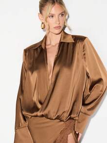 KIZN 奢华缎面纽扣前开衩长裙，饰有精致蕾丝边和高开衩设计，适合晚宴场合 - 中紫紅色 - 查看 3