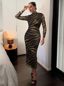 Lavishia 黑色和咖啡色抽象印花长袖修身连衣裙，女款，高领长袖 - 彩色 - 查看 3