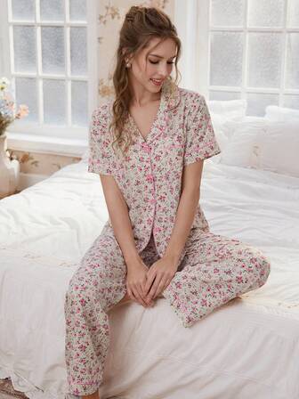 SHEIN Conjunto de pijama de manga corta con solapa y estampado floral diminuto en rosa
