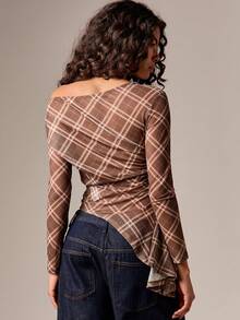 AiiRZ ملابس علوية نسائية بأكمام طويلة غير متماثلة الأكتاف مع تفاصيل ربطة الخصر، بطبعة مربعات، موضة الخريف - بني - مشاهدة 2