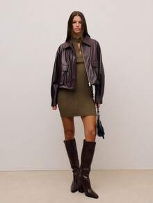 Nöista 这款迷你连衣裙拥有流畅优雅的廓形和精致的钥匙孔细节。无论是春假派对还是打造时尚优雅的造型，都是完美之选。它风格经典，轻松驾驭日夜场合。 - 咖啡棕 - 查看 3