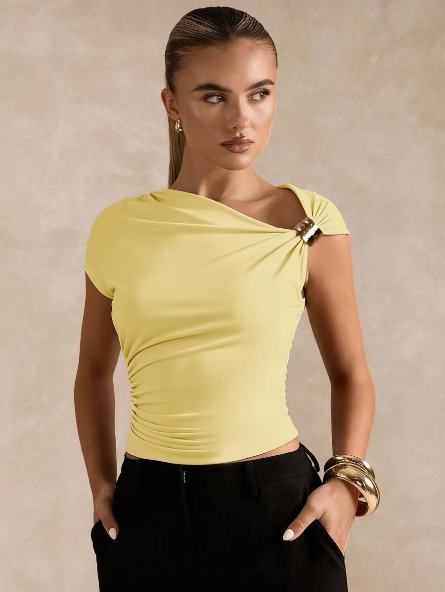 SHEIN BAE 女士纯色金属装饰不对称领口褶皱修身时尚T恤 - 黃色 - 查看 1