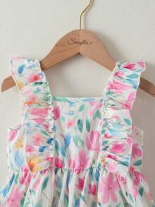 Souflis Souflis 这款粉白格纹吊带连衣裙，搭配可爱的草莓印花，营造出清新自然的氛围。肩部饰以荷叶边，完美诠释了夏日时尚优雅活泼的气质。A字版型，采用轻盈透气的面料，适合假日派对、周岁婚礼、景区游览、拍照等各种场合穿着。 - 彩色 - 查看 6